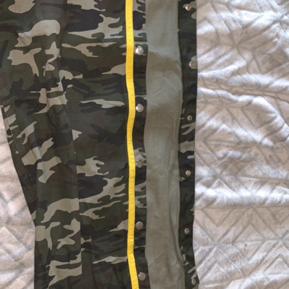 Fashion Nova camouflage pants - Picture 3 of 4